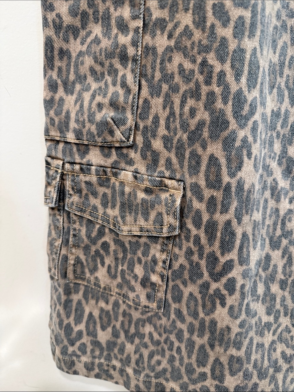 Hidden Leopard Print Wide Leg Cargo Jeans - Gray/Brown - Picture 6 of 11